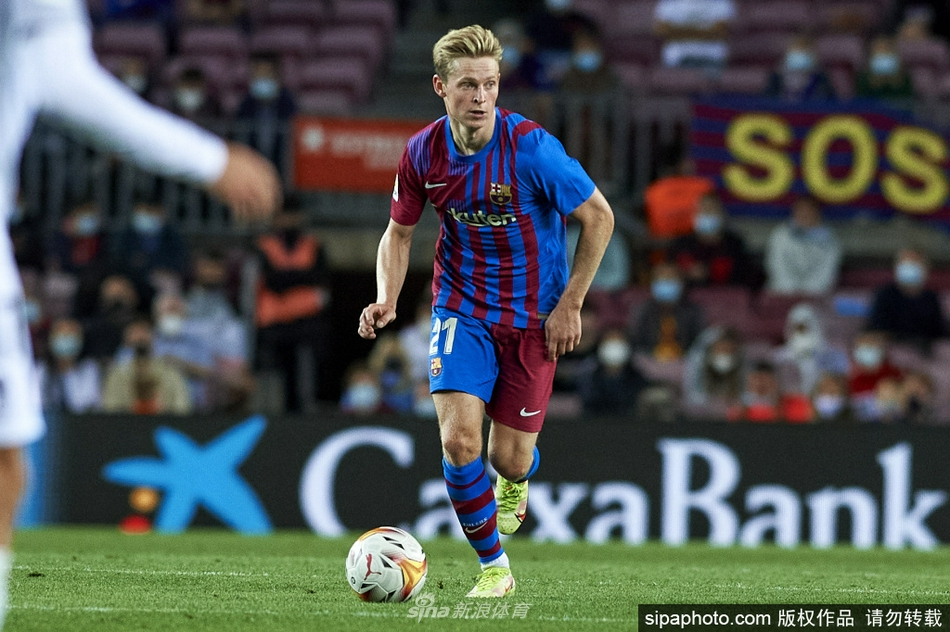 德容在比赛中沉稳控球，眼神坚定地观察着场上的局势，仿佛一位指挥家即将引领球队的进攻节奏。