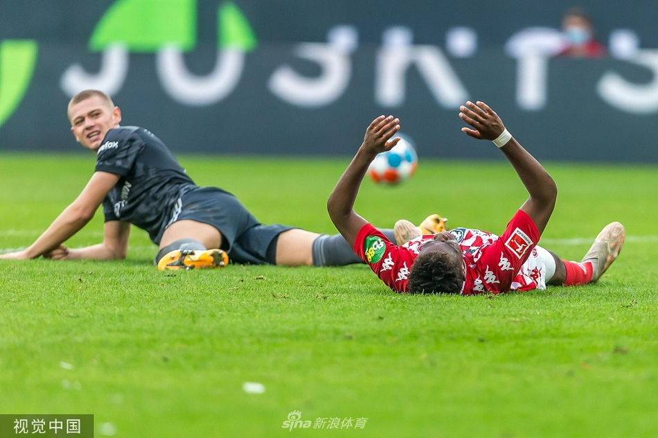 柏林联合前锋阿沃尼伊在进球后手指苍天，脸上洋溢着狂喜，这是他个人表演的开始。