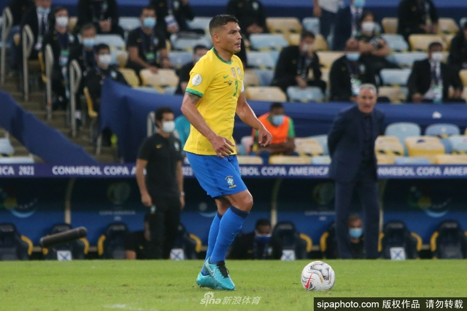 蒂亚戈-席尔瓦在场上展露标志性的沉稳微笑，眼神中既有历经百战的沧桑，又有对足球最纯粹的热爱，仿佛在诉说着他对国家队的无限眷恋。