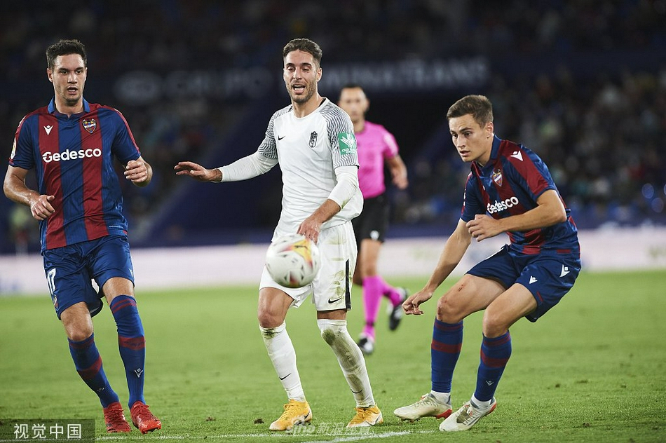 格拉纳达球员在打入第三球后相拥庆祝，他们围成一圈，拳头紧握，眼神中充满坚定与喜悦，这一粒进球彻底锁定胜局，也让场边的莱万特球迷陷入了深深的失望。