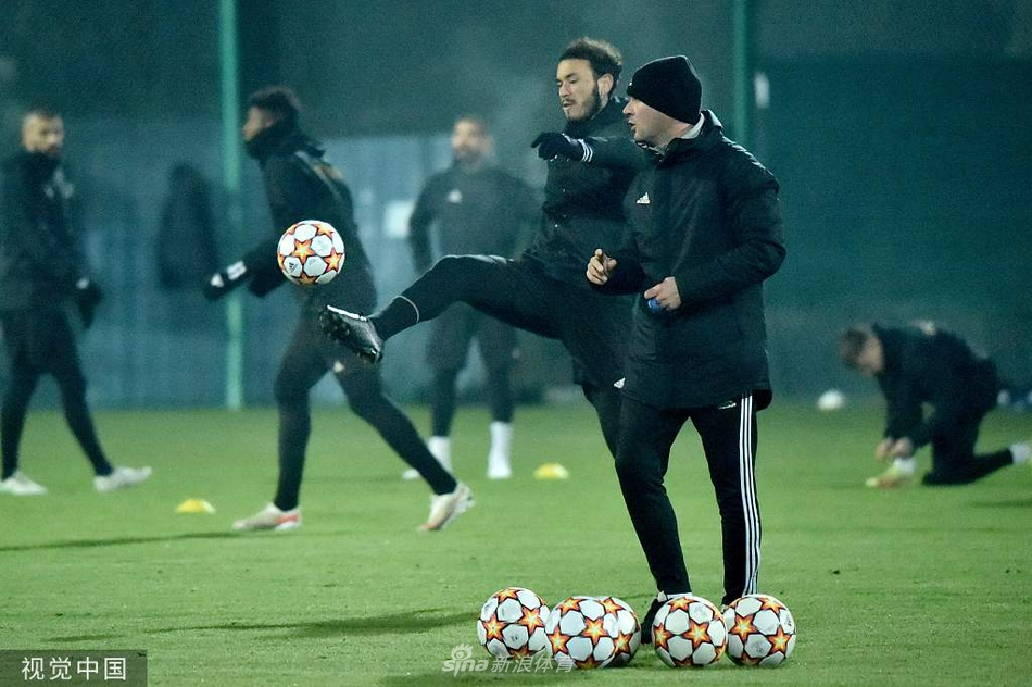 谢里夫队长杜兰托在训练中指挥防线，这位曾坦言自己是“皇马主义者”的后防中坚，此刻正全神贯注地准备迎战自己儿时梦想的球队。