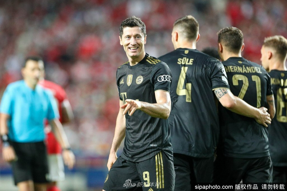 手捧IFFHS最佳球员奖杯的莱万，脸上洋溢着谦逊而满足的微笑，这是对他一个赛季以来不知疲倦奔跑与射门的最好回报