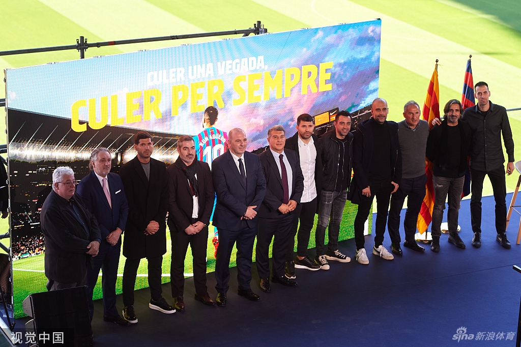 阿圭罗在发布会上用手轻轻托住前额，仿佛正在消化这个重大决定所带来的万千思绪。