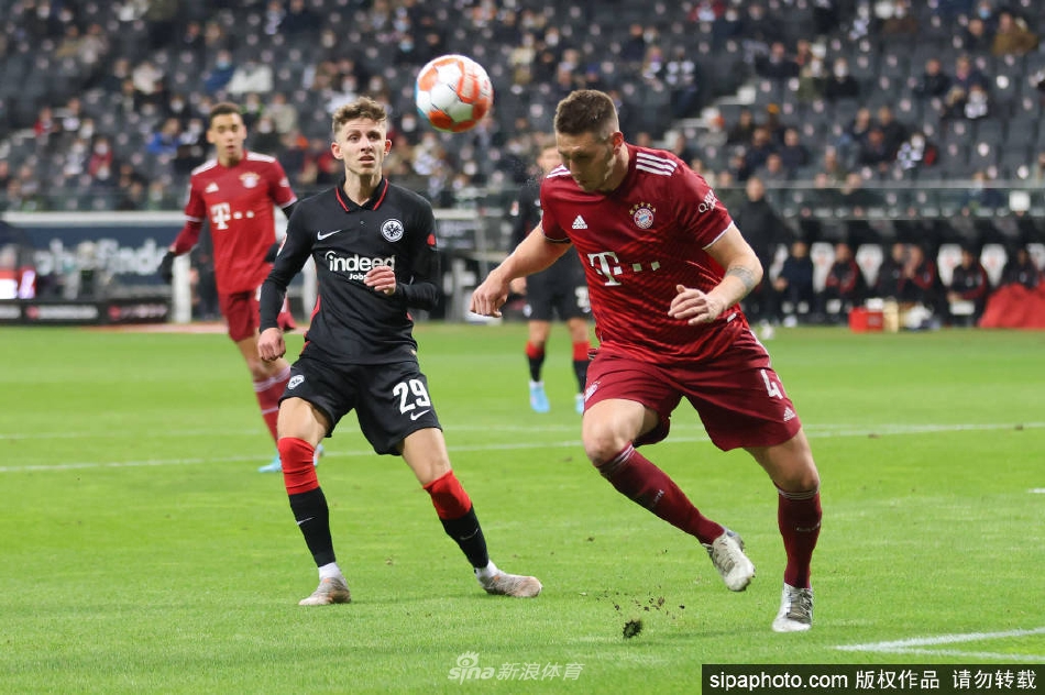 聚勒在训练基地专注地进行身体恢复训练，神情认真。