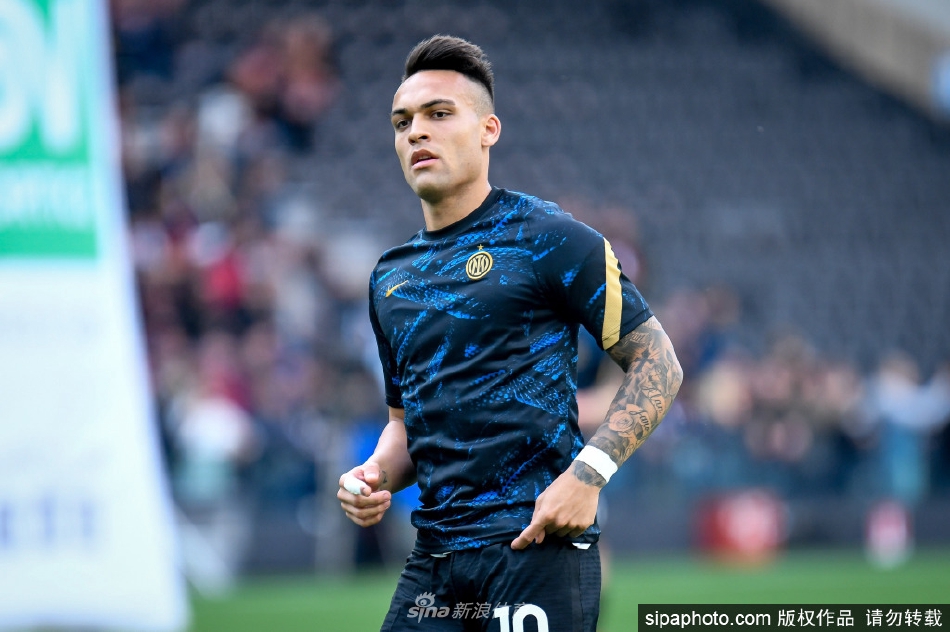 劳塔罗身穿国际米兰球衣面带坚毅笑容与足球合影