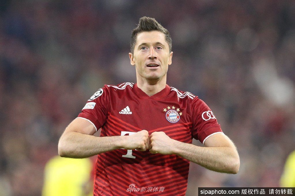 莱万高举德甲冠军沙拉盘与队友激情庆祝，笑容灿烂尽显王者风范