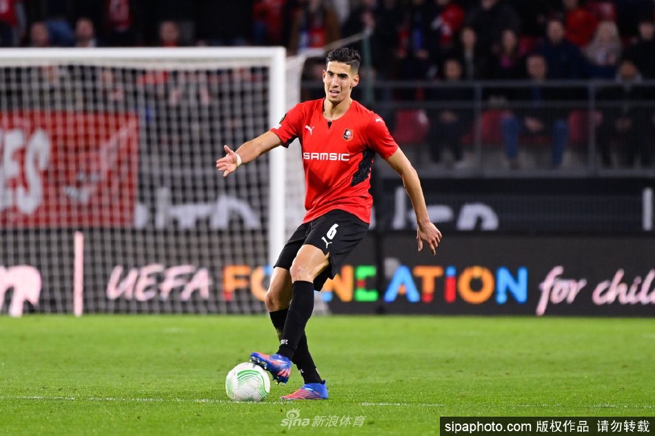 阿格尔德与俱乐部官员握手签约，背景是西汉姆联队徽和签约文件