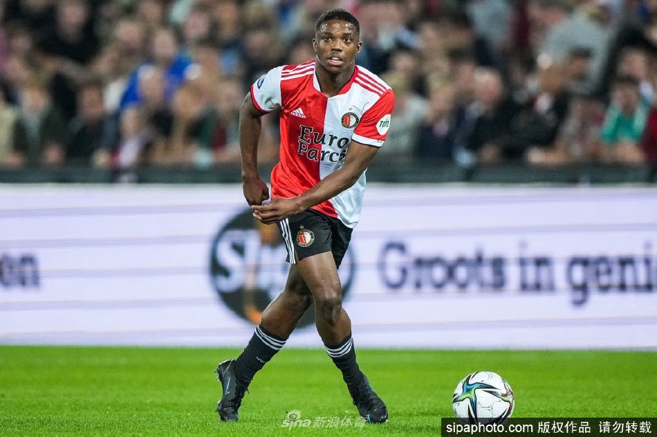 马拉西亚在费耶诺德时期飞身封堵对手传中，眼神专注果敢