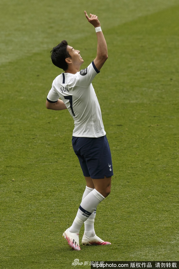 孙兴慜展示他荣获的赛季最佳进球奖杯，背景大屏幕上仿佛仍在回放他对阵伯恩利时那记从中场启动、连过数人后破门的长途奔袭，画面充满动感与张力。