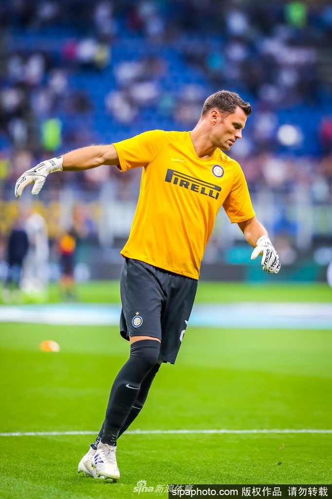 帕德利独自站在空旷的梅阿查球场内，双手叉腰，神情坚定地望着远处的看台，仿佛在默默许下新赛季守护球队的承诺。