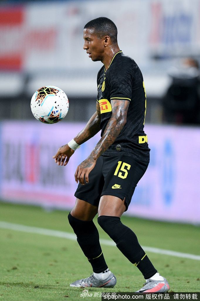 训练场上，阿什利·扬面露无奈与失落，独自一人进行着恢复性训练，疫情的隔离让他暂时远离了心爱的绿茵场和并肩作战的队友。