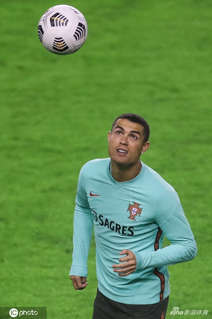 C罗在对抗中高高跃起争顶头球，惊人的滞空能力和对落点的精准判断，让人惊叹时光似乎在他身上没有留下任何痕迹。