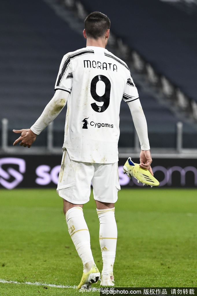 进球后的莫拉塔张开双臂纵情奔跑，紧握双拳仰天长啸，眼中洋溢着宣泄与激情