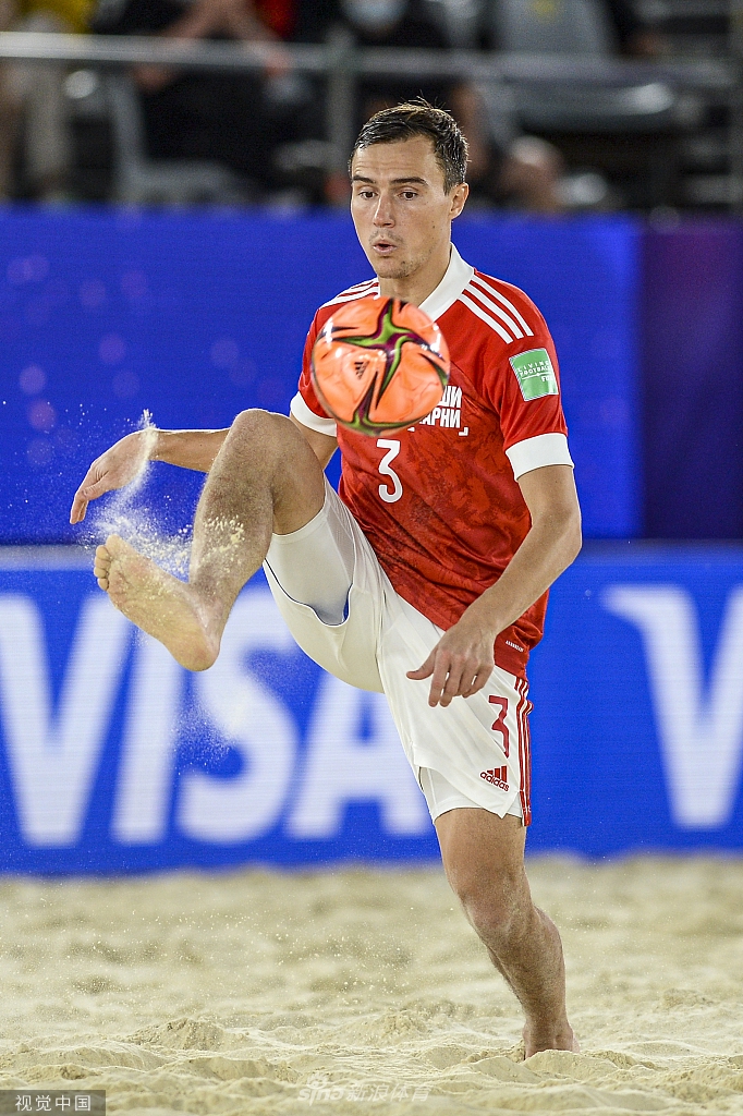 比赛结束哨响，几名日本队员难掩失望之情，或叉腰低头，或弯腰喘息，金色的沙粒粘在他们汗湿的腿上，记录着拼搏的痕迹。