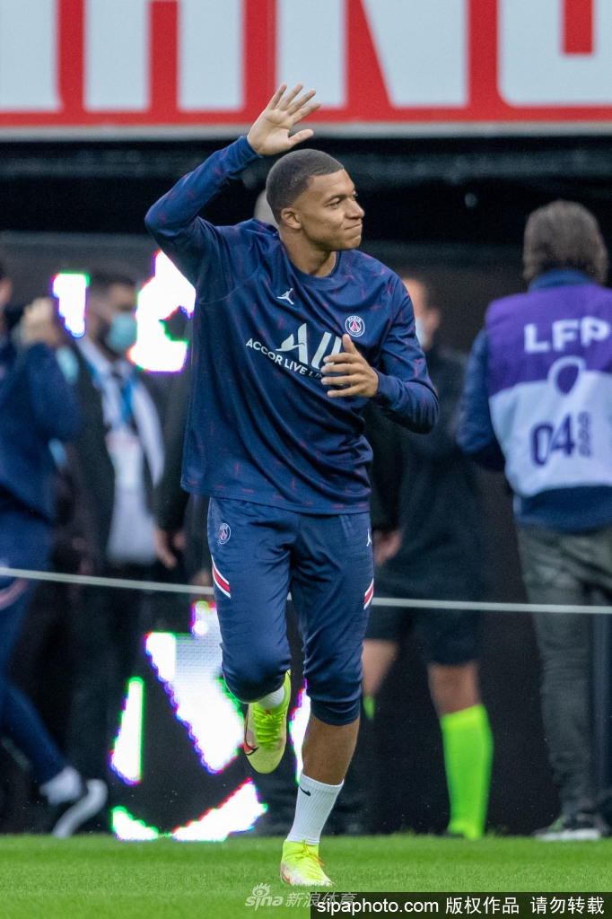 在对手严密的防守链条中，德佩犹如一头敏捷的猎豹，用一次极具创造性的脚后跟磕球，瞬间撕裂了对方的防线，为队友送出了一记穿透力极强的绝妙传球。