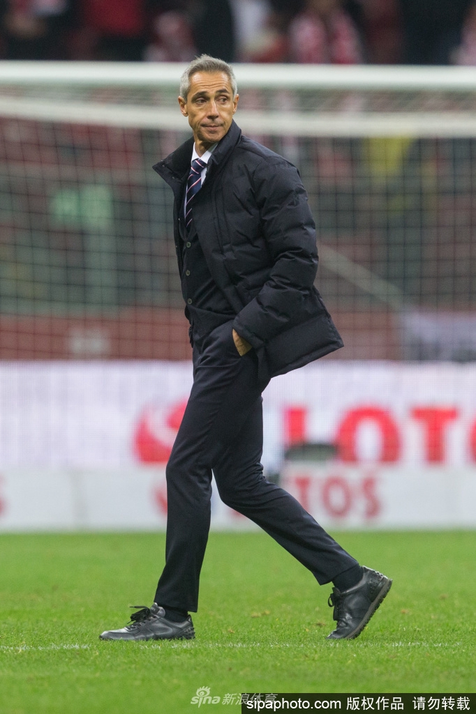 保罗·索萨手持弗拉门戈围巾，面带自信微笑向亿万球迷致意