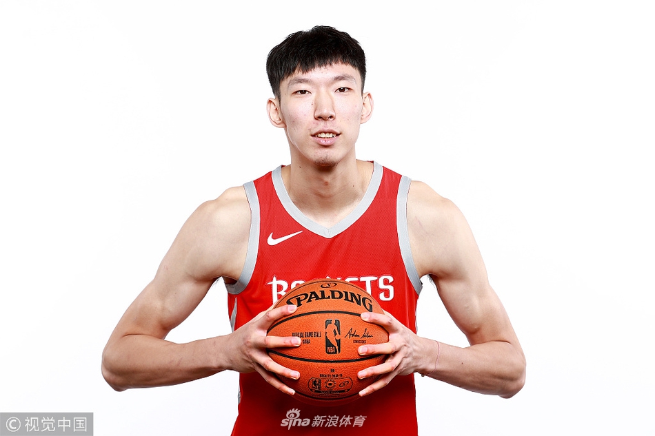 周琦身披火箭9号战袍，站在篮架前面对镜头，神情专注而坚定，肩膀的线条比以往更加清晰，仿佛在向世界宣告一个更强的自己已经做好准备。