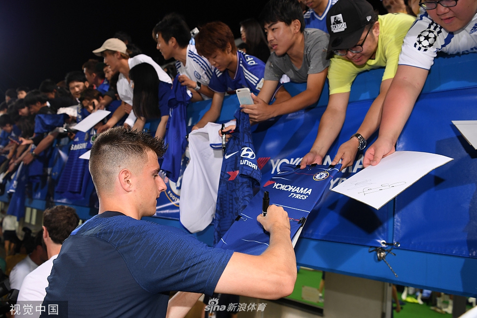 普利西奇和奥多伊在训练中交流心得，两位年轻边锋代表着切尔西的未来，他们的速度与灵性将成为蓝军新赛季的爆点