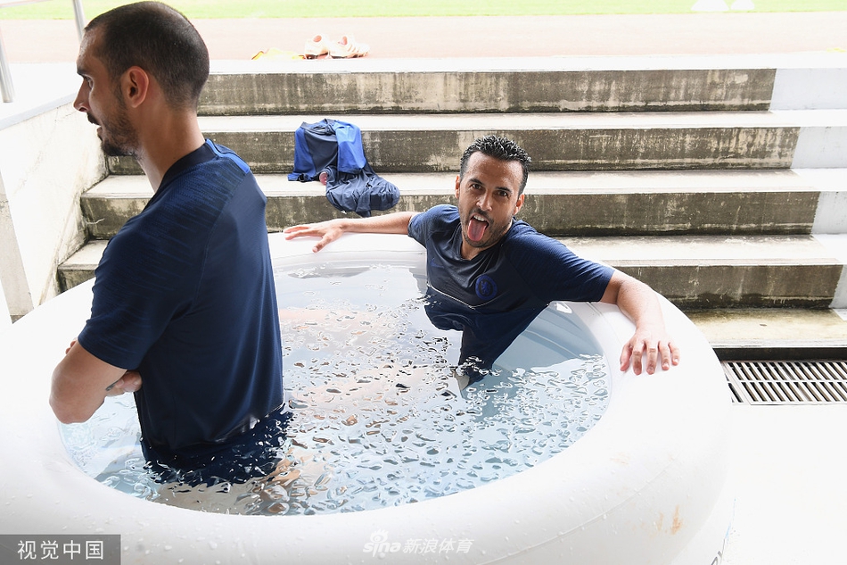 在横滨的训练场上，切尔西众将全神贯注，蓝色的身影在绿茵地上拉出一道道充满力量感的线条，备战氛围火热