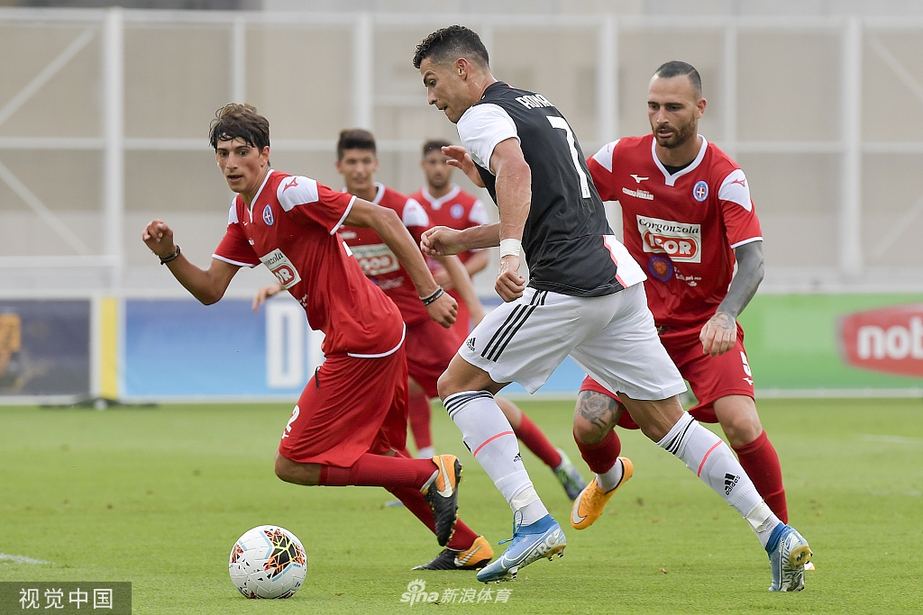 迪巴拉在训练中轻巧地颠球，阳光洒在他的笑脸上，技术细腻的“小魔仙”将是萨里进攻体系中不可或缺的拼图。