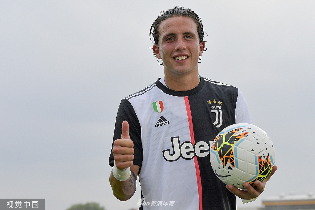 尤文图斯全队在训练场上围成一圈，高喊口号，团队凝聚力在这一刻展现得淋漓尽致。