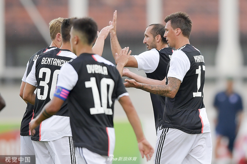 在都灵晨曦的沐浴下，尤文图斯众将神情专注，慢跑热身，为新赛季的艰苦征程拉开序幕。