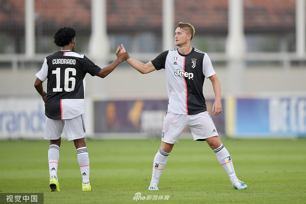 C罗在训练中一丝不苟，眼神坚毅，正进行高强度的有球练习，为新赛季的爆发积蓄能量。