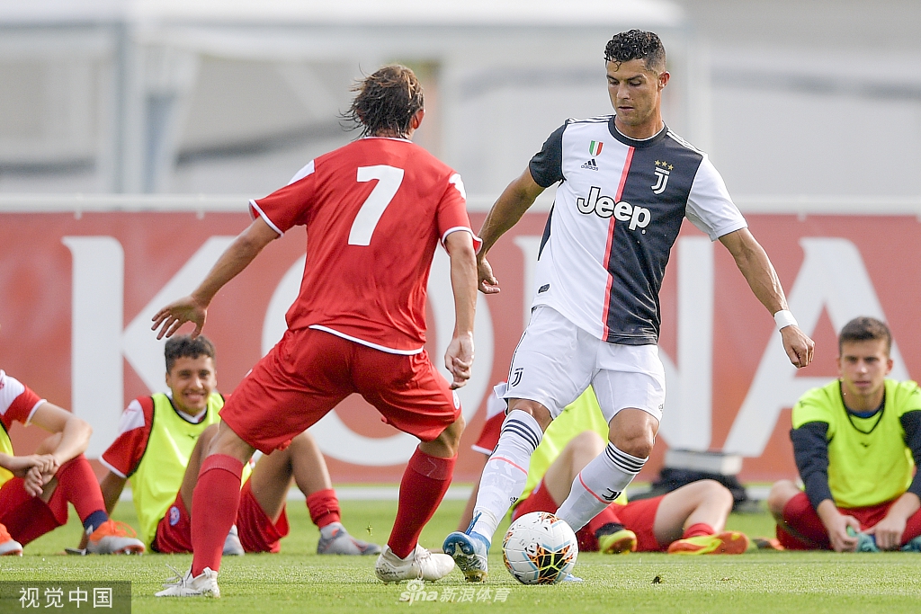 训练间隙，博努奇和德里赫特认真交流，一老一少正在努力构筑新赛季最坚固的防线壁垒。