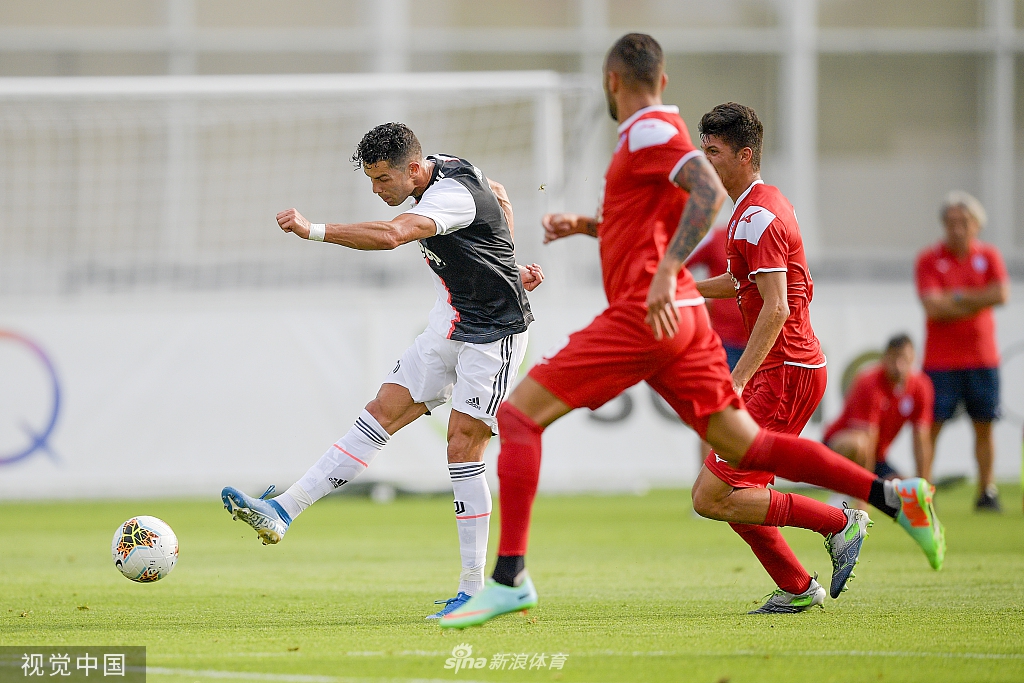 萨里在场边双手插袋，神情严峻地观察着训练场上的一举一动，他的传控理念正等待着实战的检验。