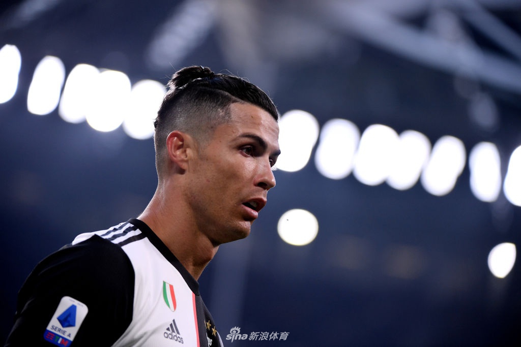 C罗在安联球场振臂欢呼，庆祝自己打入赛季第19球，脸上写满霸气与自信。