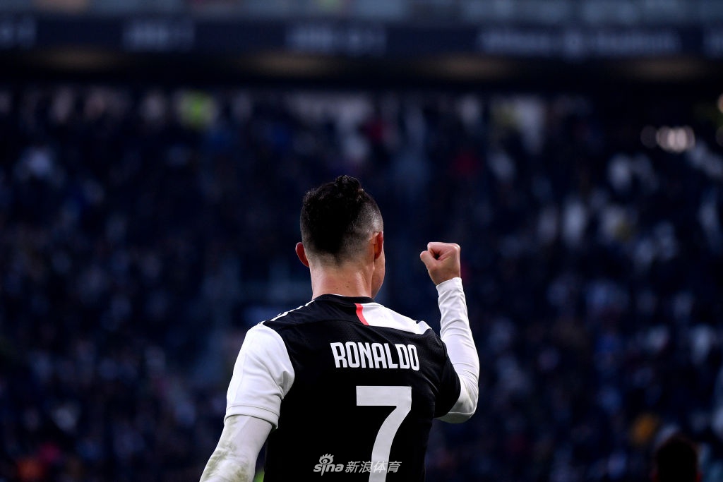 C罗紧握双拳，怒吼庆祝帽子戏法，身后的安联球场看台上，无数球迷起立为之疯狂。