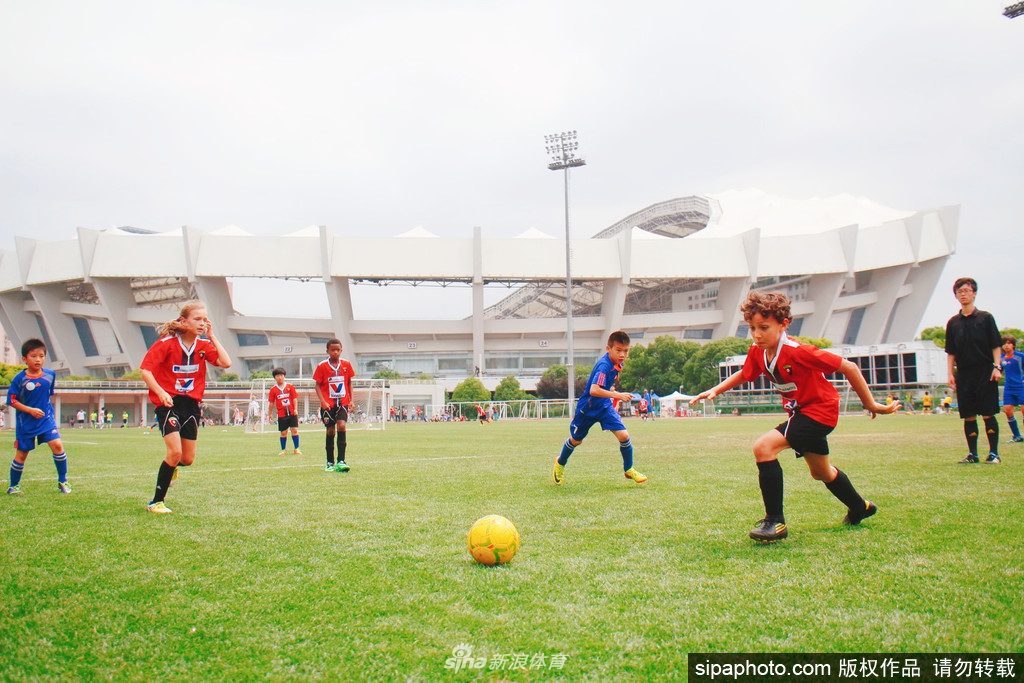 比打首发强！克莱上半场5中3得8分3板1助1断 三分4中2