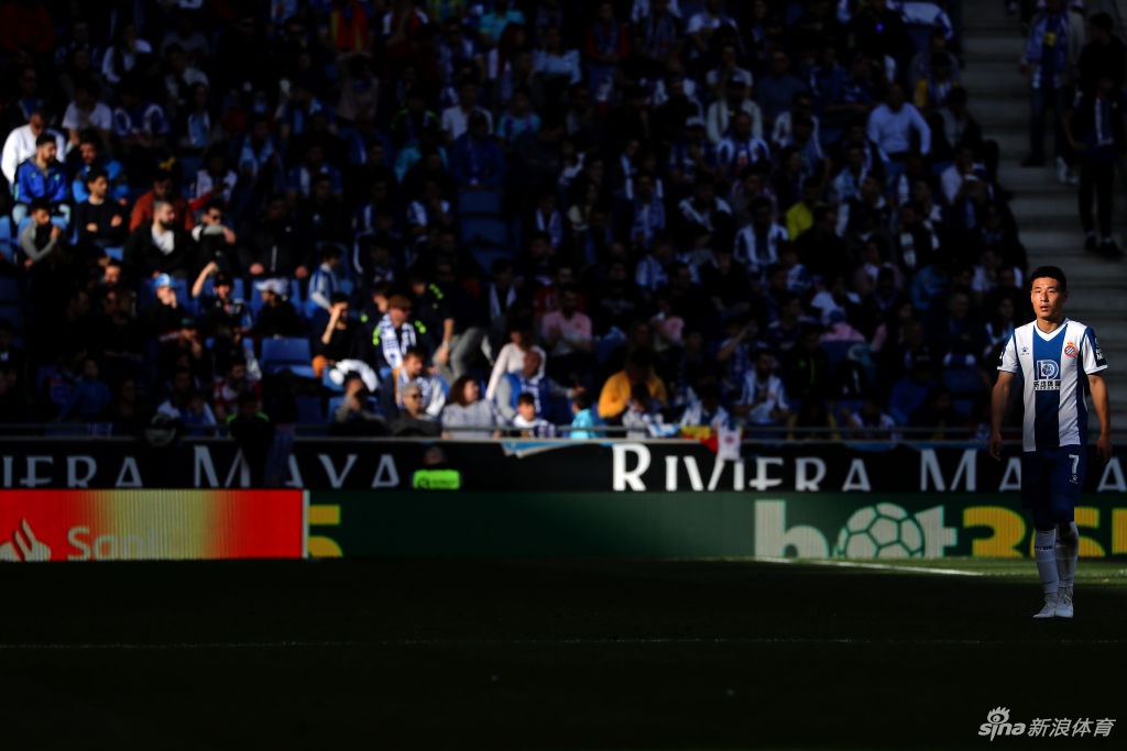 在简单的居家训练区，武磊正全神贯注地进行核心力量练习，身旁的墙上挂着孩子的涂鸦，铁汉柔情的画面展现出他在隔离期间依然严格自律的职业态度。