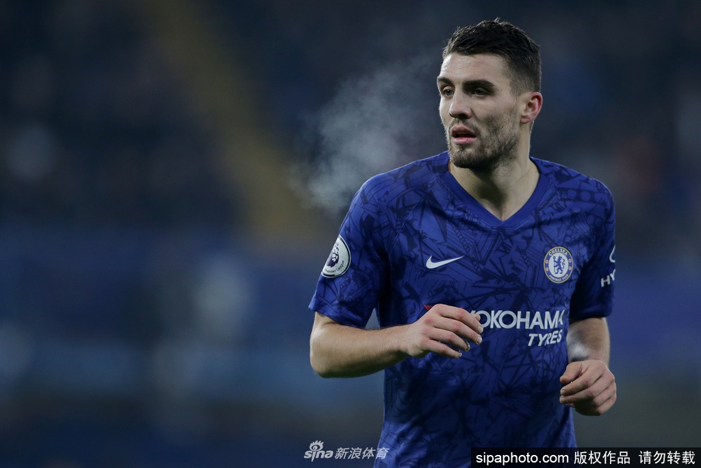 酒店内部一间整洁明亮的客房，柔软的床铺已准备就绪，静候着疲惫的一线医护人员归来安眠