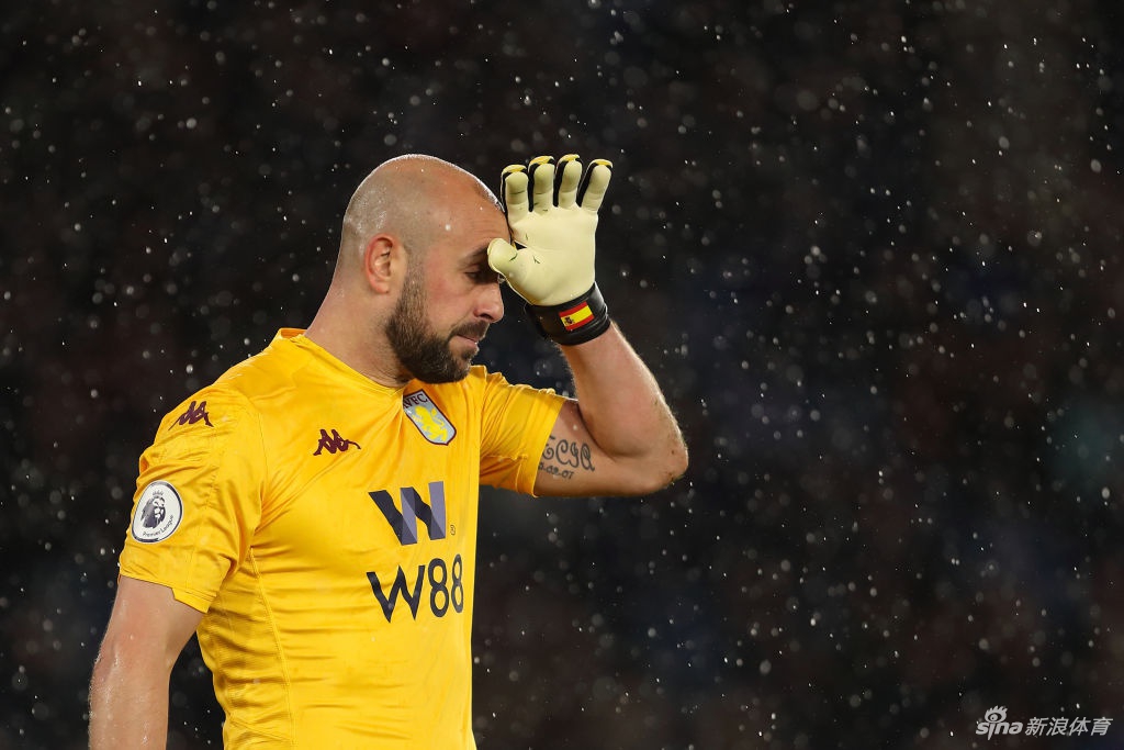 雷纳在自家花园中陪伴孩子玩耍，康复后的他格外珍惜与家人相处的时光，脸上洋溢着温暖的笑容。