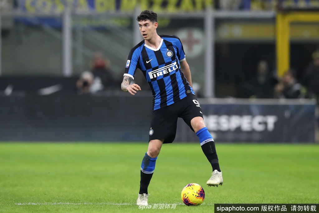 巴斯托尼在帕尔马效力时期，于意甲赛场上的拼抢瞬间，这段租借经历为他日后的崛起奠定了坚实基础