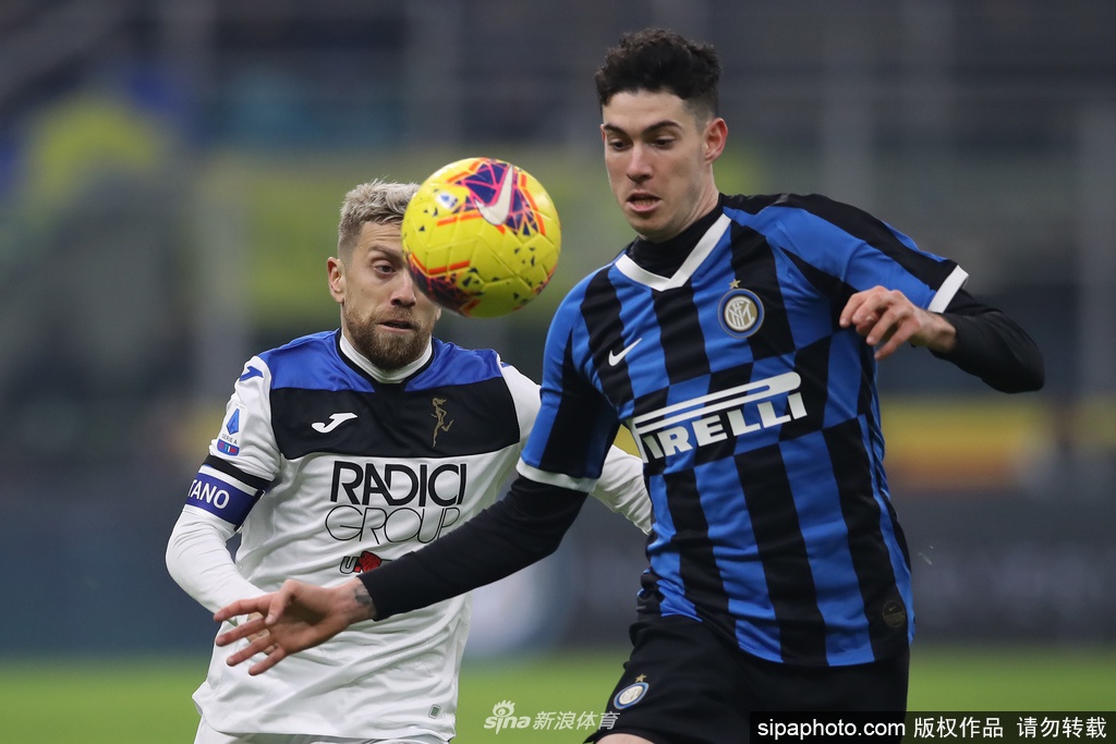 巴斯托尼打入国米处子球后激情庆祝，脸上洋溢着梦想成真的幸福笑容，这一瞬间标志着他正式崭露头角