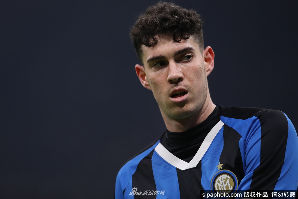 巴斯托尼在国际米兰比赛中拼抢，他凭借出色的防守意识和出球能力，已成为球队后防线上的核心支柱