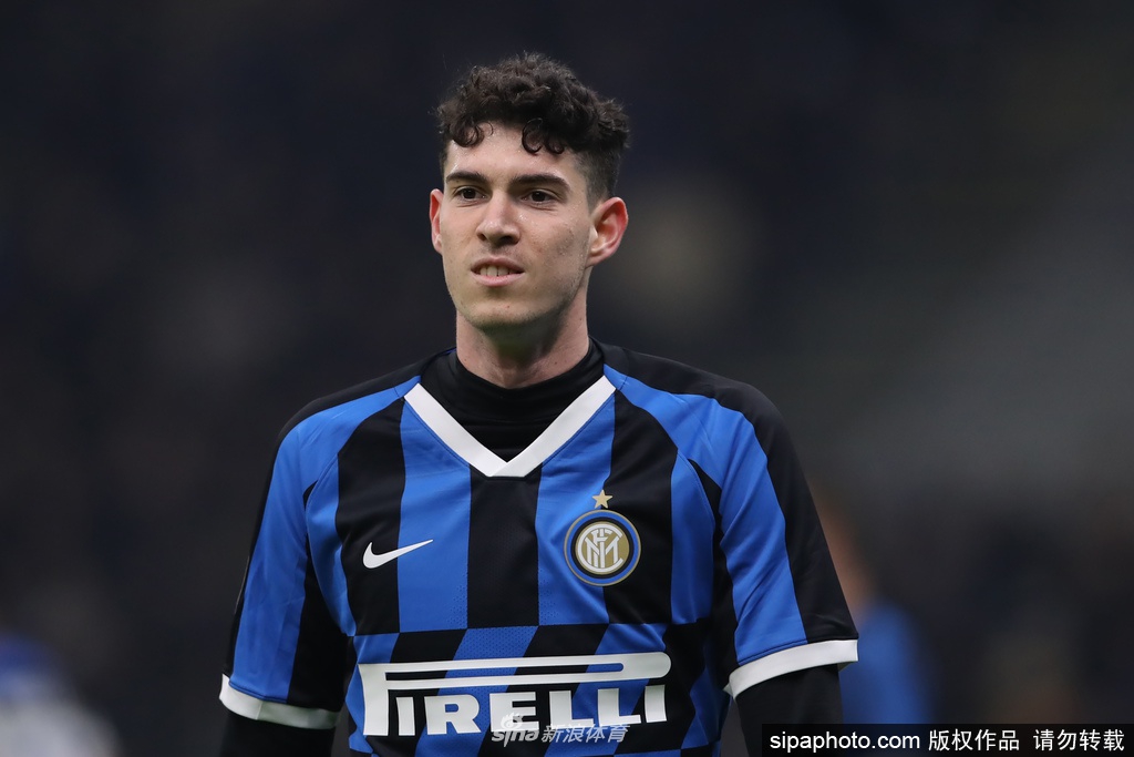 巴斯托尼与队友什克里尼亚尔在训练中轻松交流，两人曾是室友，场下的友谊也延续到了绿茵场上