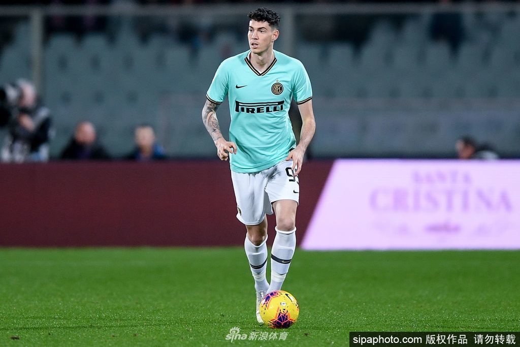巴斯托尼身披国际米兰战袍，在训练中神情专注，眼神中透露出对蓝黑军团的无限热爱与坚定