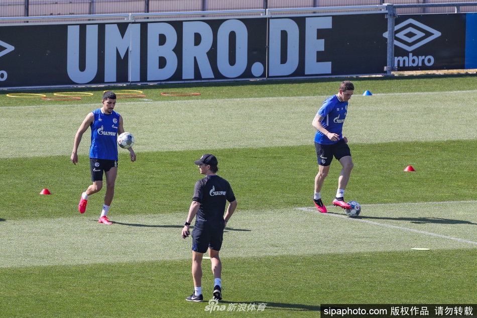 训练尾声，全体球员分散站在偌大的草坪上，保持着一个巨大的社交距离网格。教练组站在远处总结，阳光拉长了他们的影子，这极具视觉冲击力的一幕，深刻定格了2020年春天体育世界的全新常态。