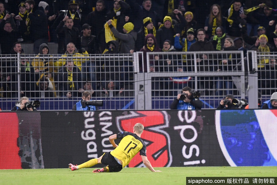 加盟多特蒙德后，哈兰德身披黄黑战袍，在威斯特法伦球场数万球迷的注视下振臂高呼，标志性的怒吼宣告着又一位锋线天才的征服开始