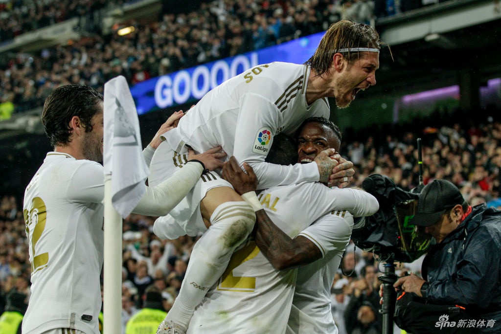 塞维利亚球员在训练结束后集体向空荡荡的看台鞠躬致意，皮斯胡安球场著名的助威横幅在微风中轻轻摆动，仿佛在回应着球员们这份跨越时空的敬意。