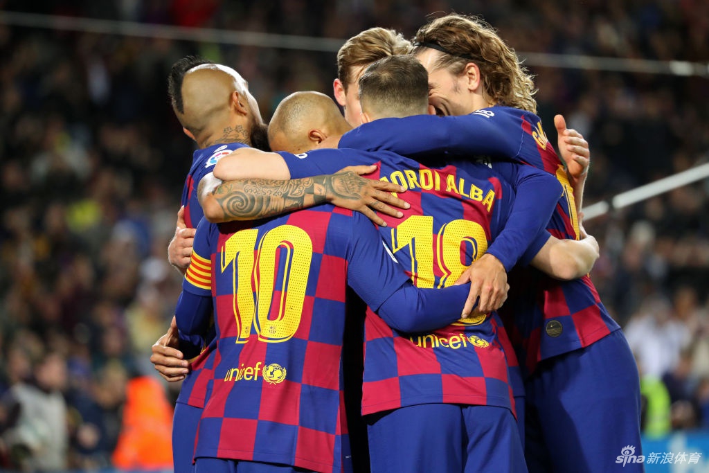 皇家社会的球员们在空无一人的阿诺埃塔球场中央围成一圈，队长手臂上的袖标在阳光下熠熠生辉，他们眼神坚定地彼此鼓劲，仿佛在商议着如何捍卫这得来不易的欧冠席位。