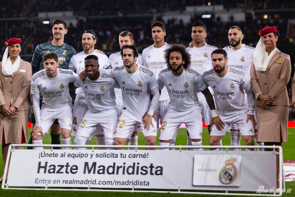 毕尔巴鄂竞技的圣马梅斯球场外，一群球迷戴着口罩远远眺望着球场，他们高举着带有雄狮标志的围巾，仿佛在向世界宣告巴斯克雄狮永不屈服的精神。