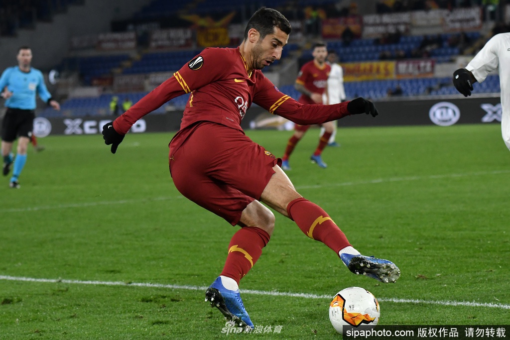 罗马训练基地的旗帜在空旷的看台上空飘扬，球员们的牺牲精神如同这旗帜一般，守护着俱乐部的荣耀与未来。