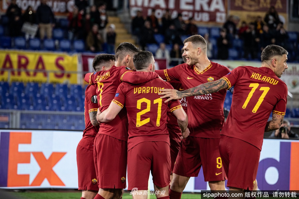 罗马球员们在训练场上围成一圈，神情坚定地商讨着如何支持俱乐部，团结的氛围在阳光下格外动人。