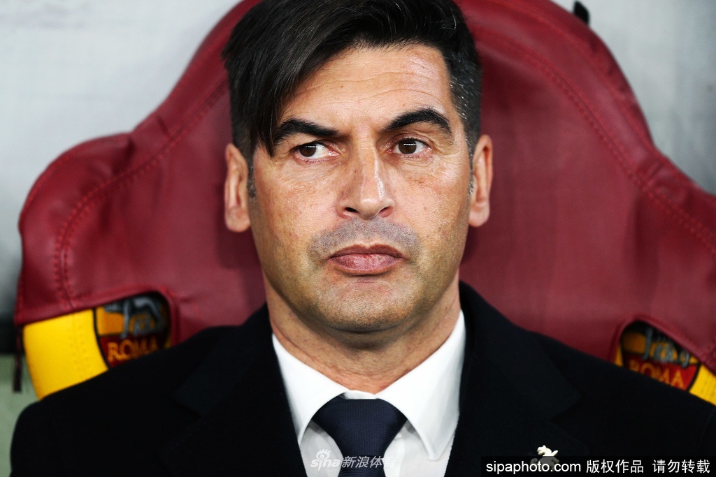 镜头捕捉到罗马更衣室内，球员们击掌相庆，不是为了胜利，而是为了一份同甘共苦的承诺，笑容里满是温情。