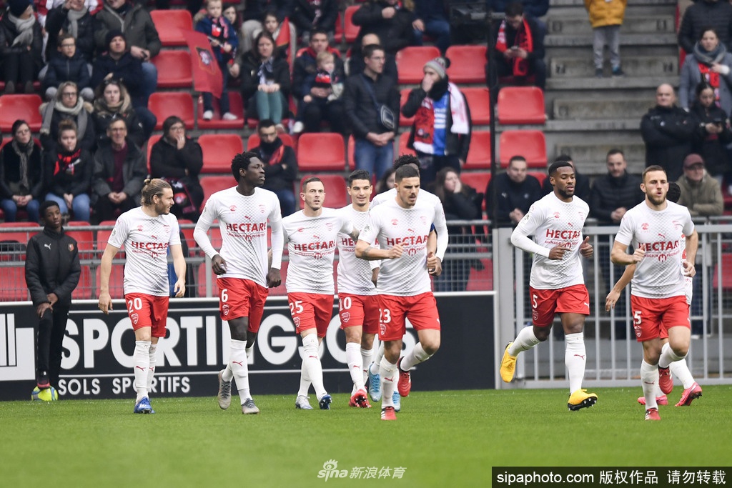 姆巴佩在拼抢后痛苦地倒在草皮上，手捂脚踝，眼神中满是不甘与失落，身边的圣埃蒂安球员佩兰则显得手足无措。