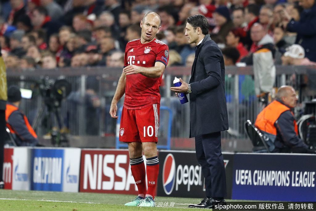 训练场上，罗本面带灿烂笑容，正进行着轻松的带球训练，阳光洒在他光亮的头顶，折射出的是对足球最本真的快乐。